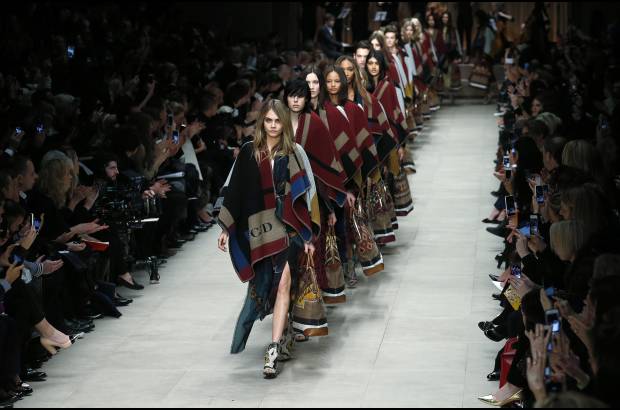 Reuters - La l&#237;nea de ponchos de cuadros de colores, personalizados con las iniciales de las modelos, fue lo m&#225;s llamativo de la pasarela de Burberry en la semana de la moda en Londres y lo m&#225;s comentado despu&#233;s del desfile en las redes sociales.