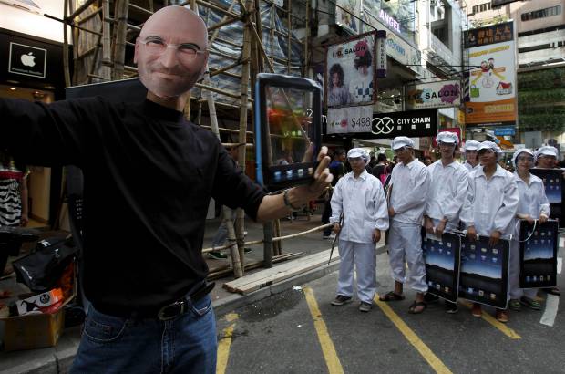 Reuters - Un manifestante con una m&#225;scara del fundador de Apple, Steve Jobs, protest&#243; en Hong Kong por la forma en que las empresas occidentales hacen negocios en China. Ped&#237;a mejorar sustancialmente los salarios y las condiciones de trabajo en las f&#225;bricas que producen los productos Apple.