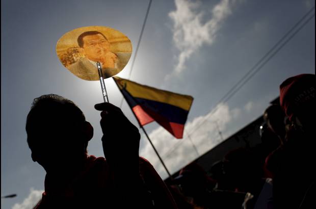 AP - Los venezolanos acompa&#241;aron la comitiva f&#250;nebre con banderas , fotograf&#237;as, cuadros y camisetas con im&#225;genes del gobernante.