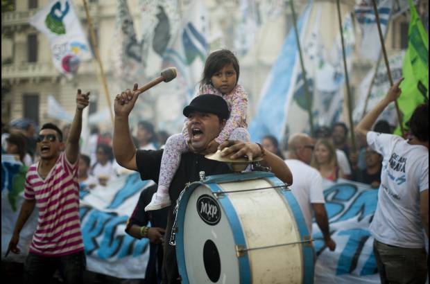 AP - Los argentinos celebraron con m&#250;sica y congregados en las calles, los 30 a&#241;os de regreso a la democracia.