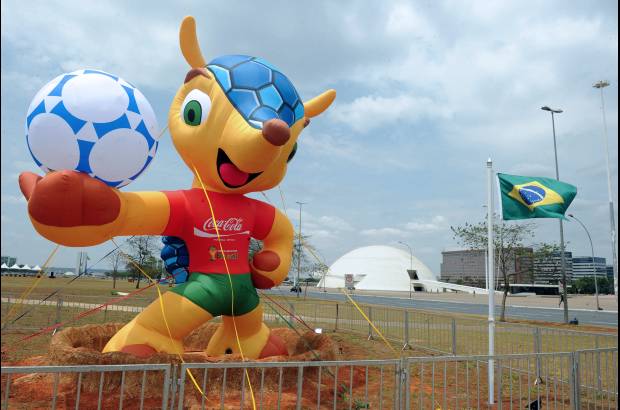 AFP - La mascota del Mundial Brasil 2014, un armadillo de tres bandas, es considerada como un especie vulnerable por la Unión Internacional para la Conservación de la Naturaleza (UICN). Este armadillo, conocido como "tatu-bola", se creía extinto hasta su redescubrimiento en 1990 y este año el Gobierno de Brasil presentará en junio un plan para salvar al personaje que inspira a Fuleco, la mascota del torneo de la FIFA.