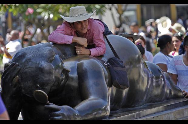 FOTO EL COLOMBIANO - El Parque de las Esculturas se convirti&#243; en referente cultural y tur&#237;stico de Medell&#237;n, y en ejemplo de recuperaci&#243;n social. Las esculturas est&#225;n en a la vista y alcance de todos los visitantes, que suelen tomarse fotos al lado de los &quot;gordos&quot; de Botero.