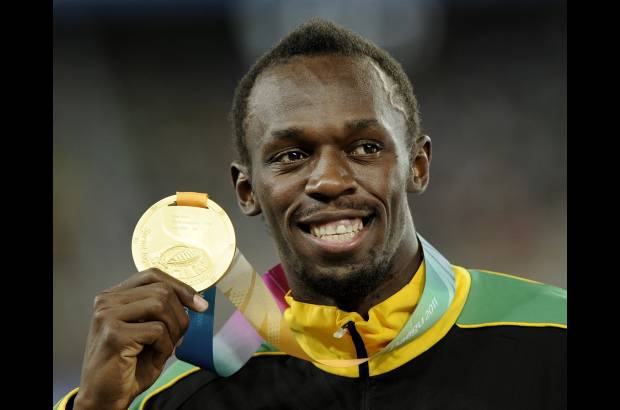AP - Los campeonatos del mundo terminaron con un doble enfrentamiento entre Estados Unidos y Jamaica en los relevos 4x100 y el oro estuvo repartido. El equipo isle&#241;o masculino aplast&#243; a todos sus rivales, y en la carrera femenina Carmelita Jeter coron&#243; el triunfo norteamericano con un registro de 41.56, por delante de Jamaica, que, con la campeona de 200 Veronica Campbell en la &#250;ltima posta, hizo r&#233;cord nacional con 41.70, y de Ucrania (42.51).