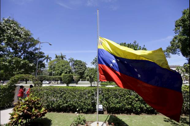 AP - El f&#233;retro del mandatario estaba coronado con flores amarillas y blancas y una gran bandera venezolana.