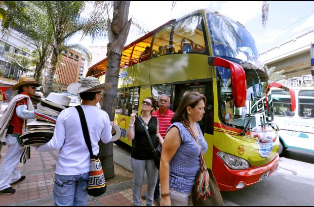 Foto: archivo El Colombiano - Los planes turísticos han aumentado, como el Turibus, que hace un tour por los principales atractivos que ofrece Medellín.