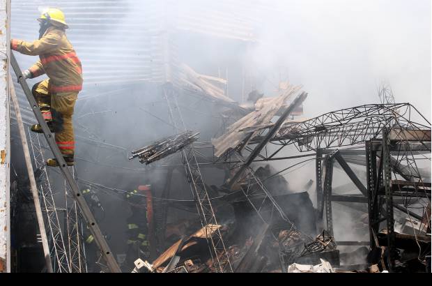 Foto Jaime P&#233;rez - El techo de la f&#225;brica colaps&#243;, debido a las llamas.