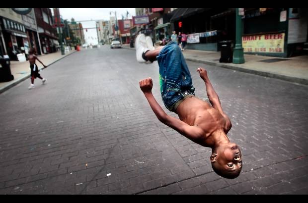 AP - Este joven hace acrobacias en Memphis, Tennessee para recoger donaciones de los turistas.