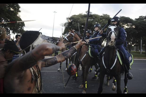 REUTERS - La protesta concluyó con tres detenidos y dos policías heridos, uno de ellos por una flecha disparada por indios que exigían mayor celeridad en la demarcación de sus reservas y se sumaron a la manifestación, convocada por movimientos sociales que se oponen al Mundial y al elevado gasto público que ha supuesto.