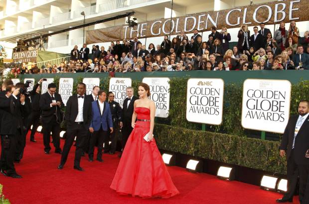 Reuters - El glamour se apoderó de la alfombra roja en la 70 edición de los Globos de Oro, donde el rojo, el nude y los encajes fueron la nota predominante de la gala.