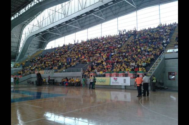 @AlcaldiadeMed - Con camisetas rojas y amarillas Medell&#237;n disfrut&#243; del encuentro entre la Selecci&#243;n Colombia y Brasil. El parque El Poblado, parque Lleras, avenida 33 y la plazoleta del Centro Administrativo La Alpujarra fueron los lugares de encuentro.