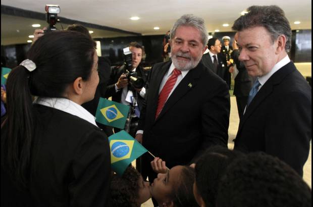 AP - Con banderas de Brasil se dio la bienvenida al mandatario colombiano, quien realiza su primera visita al exterior como Jefe de Estado.