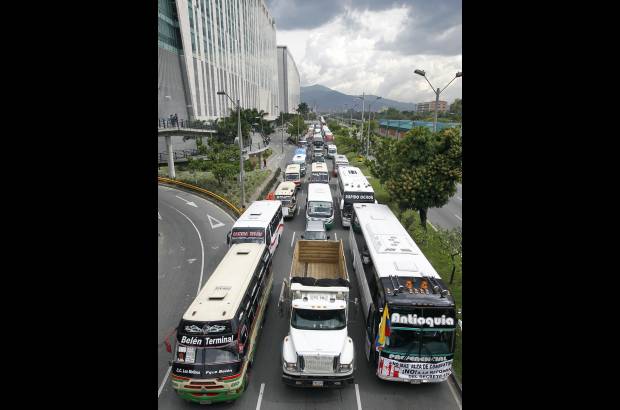 Jaime P&#233;rez - Camiones, buses y volquetas salieron a protestar este viernes por las calles de Medell&#237;n.