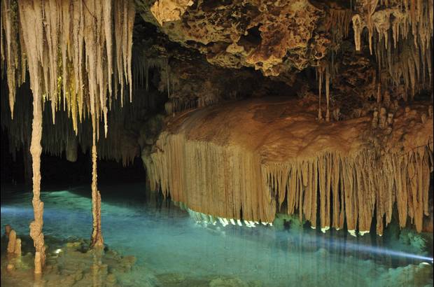 Cortes&#237;a - El sendero m&#225;gico incluye un chapuz&#243;n en una especie de cenote subterr&#225;neo y por supuesto en el famoso R&#237;o Secreto que consiste en un viaje sensorial &#250;nicamente en formaciones de carbonato de calcio, agua n&#237;tida y columnas milenarias.