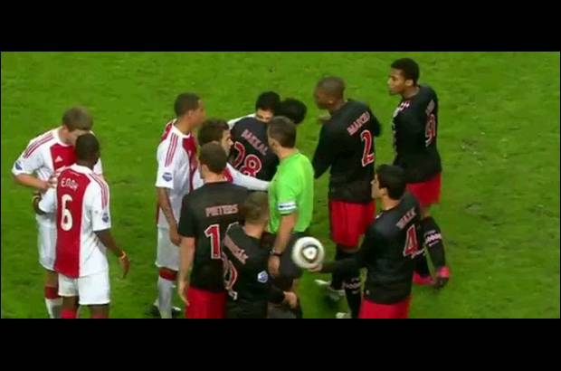 Cortes&#237;a - Esta mordida de Luis Su&#225;rez fue en 2010 a Bakkal en el partido del Ajax contra el PSV.