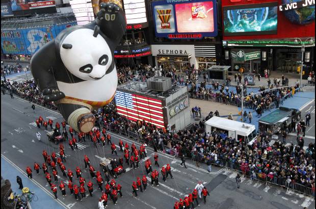 Reuters - El desfile organizado por la tienda Macy&#39;s avanz&#243; por las atestadas calles de Manhattan.