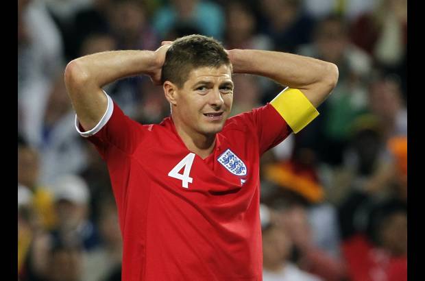 AP - El capit&#225;n Steven Gerrard se lamenta por la mala fortuna de su selecci&#243;n.