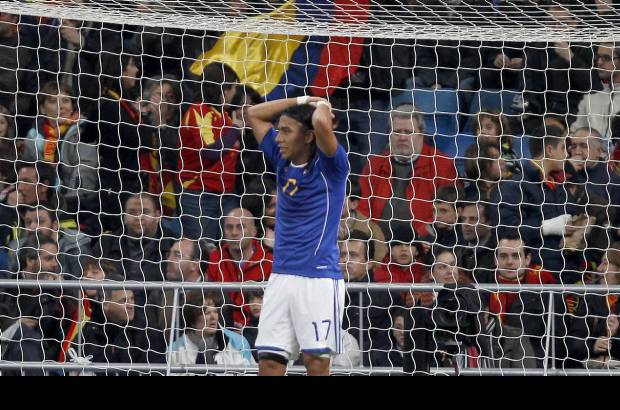 Reuters - Dayro Moreno se lamenta al desperdiciar una clara opci&#243;n de gol para Colombia.