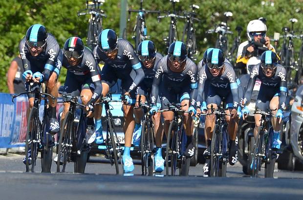 AP - Los colombianos Rigoberto Urán y Sergio Henao se ubicaron en la tercera y quinta casilla de la clasificación general.