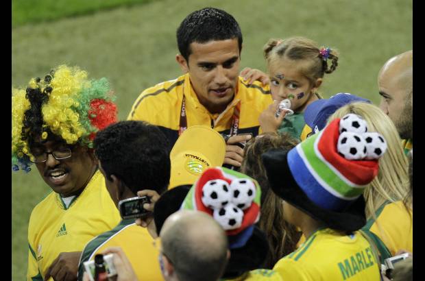 AP - Tim Cahill, jugador de Australia con su hija y algunos fan&#225;ticos antes del compromiso, fue el jugador expulsado de los socceros.