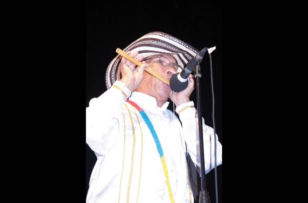 Colprensa - Pedro Ramayá Beltrán interpreta la flauta de millo en la Noche de Tambó.