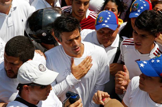 Reuters - &quot;Ten&#237;a opci&#243;n de irme, pero no me voy a ir de Venezuela nunca. La otra opci&#243;n era quedarme escondido en la clandestinidad y no tenemos nada que esconder&quot;, dijo L&#243;pez ante miles de seguidores poco antes de caminar hacia un cord&#243;n policial para entregarse.