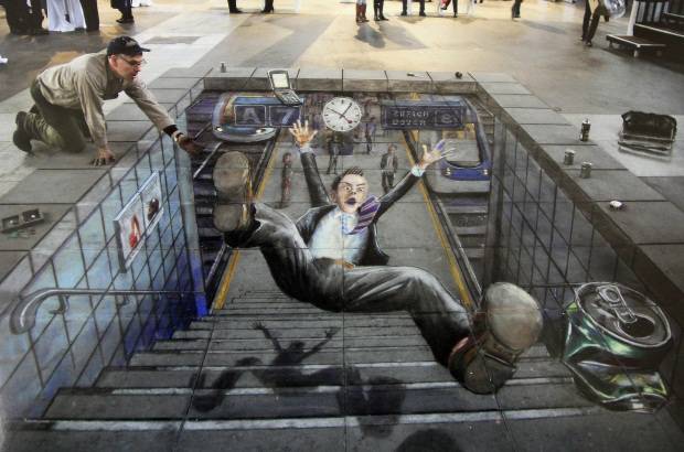 Foto: Cortes&#237;a - El artista brit&#225;nico Julian Beever se especializ&#243; en el manejo de la &#243;ptica para crear efectos tridimensionales con sus pinturas hechas con tiza. Un trabajo que va de la calle a un centro comercial de Medell&#237;n.