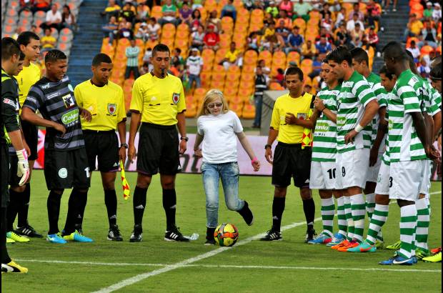 Juan Antonio S&#225;nchez - A pesar de la cantidad de figuras que ofrecieron el espect&#225;culo en el D&#237;a del F&#250;tbol Antioque&#241;o, el p&#250;blico no lleg&#243; en la cantidad esperada. El partido central qued&#243; 3-2 a favor de los dirigidos por Pedro Sarmiento. Envigado e Itag&#252;&#237; empataron 0-0 y la belleza se hizo presente con las Diosas del F&#250;tbol, que participaron de la previa de los encuentros. El dinero recaudado se destinar&#225; a la Unidad de Neonatos del San Vicente de Paul.