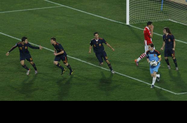 Reuters - En la pen&#250;ltima ronda, Espa&#241;a se enfrentar&#225; el mi&#233;rcoles pr&#243;ximo en Durban a Alemania, que gole&#243; en Ciudad del Cabo a Argentina (4-0). Ser&#225; una repetici&#243;n de la &#250;ltima final de la Eurocopa, en la que los espa&#241;oles consiguieron el t&#237;tulo.