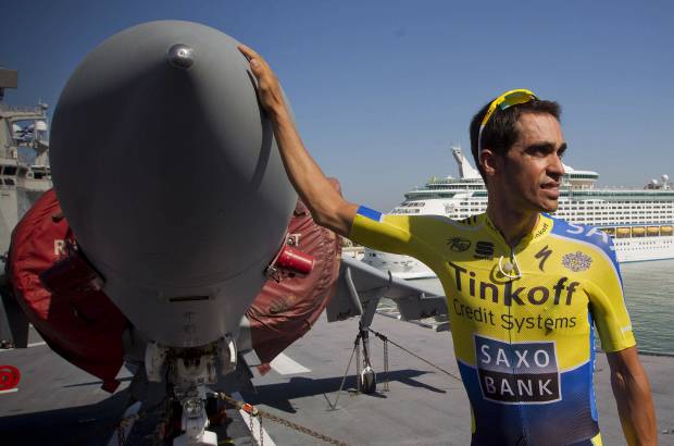 FOTO AP - Pasaron en un instante de marineros a bordo a ejército de tierra. La batalla de este lunes era rodante. En la imagen el español Alberto Contador.