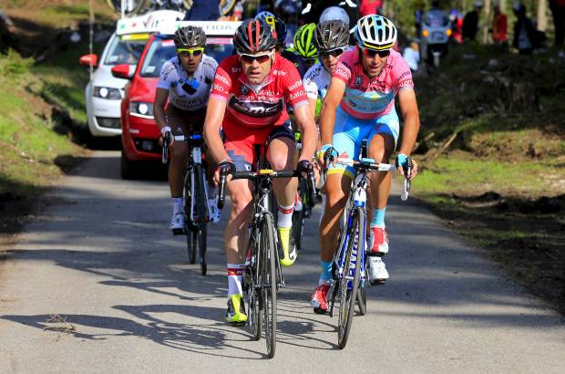 - En medio de la batalla, agazapado, estaba el australiano Cadel Evans y algunos corredores aspirantes a la etapa.