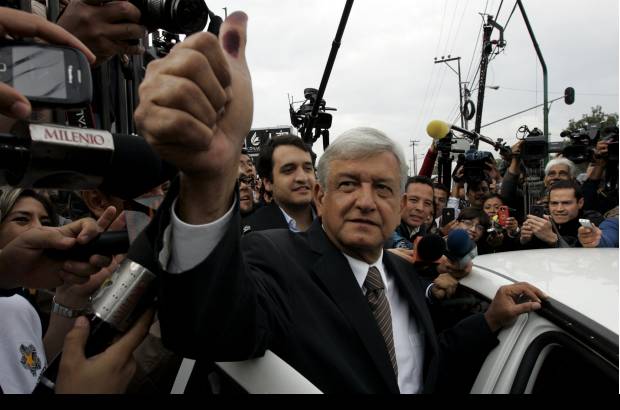 Reuters - El candidato presidencial de la izquierda mexicana, Andr&#233;s Manuel L&#243;pez Obrador lleg&#243; a depositar su voto a las 9:00 a.m. Sin embago, tuvo que esperar en la fila porque la mesa de votaci&#243;n no hab&#237;a sido abierta
