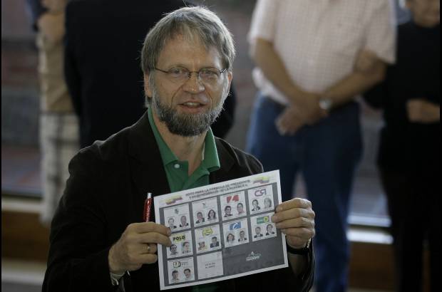 Colprensa - Al votar Mockus dijo que votar es un deber ciudadano pero ante todo es un derecho, un derecho que bien ejercido puede producir mucho bien.
