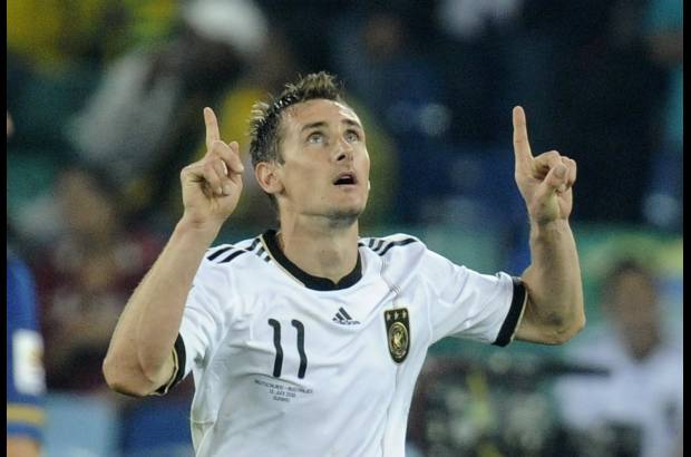 AP - Miroslav Klose trep&#243; el domingo al quinto lugar en la tabla al marcar de cabeza a los 26 minutos en la goleada 4-0 de Alemania a Australia. Fue su und&#233;cimo gol en tres mundiales y lo dej&#243; a cuatro del l&#237;der de la tabla hist&#243;rica, el brasile&#241;o Ronaldo, quien tiene 15.