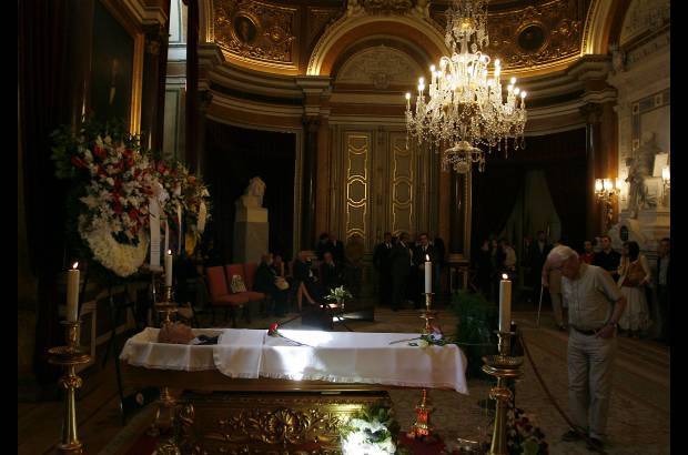 REUTERS - Con un tratamiento propio de un Jefe de Estado, el f&#233;retro del &#250;nico Nobel de Literatura portugu&#233;s fue trasladado a hombros por un grupo de soldados, ante una guardia militar de honor, desde el avi&#243;n de las Fueras Armadas lusas que lo trajo de Lanzarote (Espa&#241;a) hasta el veh&#237;culo f&#250;nebre que lo traslada al Ayuntamiento de Lisboa.