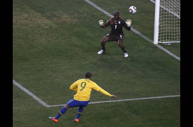Reuters - Luis Fabiano marc&#243; a los 24 y 50 minutos.