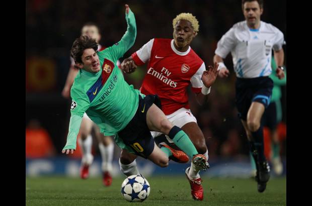 Reuters - Desahuciado a menos de un cuarto de hora para el final, el Arsenal obr&#243; este mi&#233;rcoles una sensacional remontada para derrotar 2-1 al Barcelona y seguir ilusionado con dar la gran sorpresa en los octavos de final de la Liga de Campeones.
