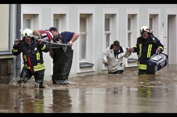 AP - Los equipos de rescate evacuar a los residentes en Grimma, Alemania.