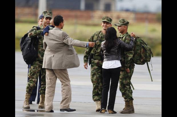 Reuters - En Bogot&#225;, el infante L&#243;pez se reencontr&#243; con su madre, su esposa &#201;rica y su ni&#241;o que no sobrepasa el a&#241;o de edad.