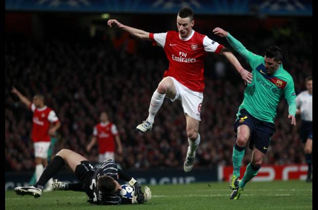 Reuters - Citados nuevamente, en la eliminatoria m&#225;s atractiva de estos octavos de final del campeonato europeo de clubes, Arsenal se insinu&#243; mejor. Pero el Barcelona no tard&#243; en agarrarle la manija al encuentro y, pasados los primeros minutos pas&#243; a dominar a placer con su monopolio de posesi&#243;n y constante toque en el mediocampo.