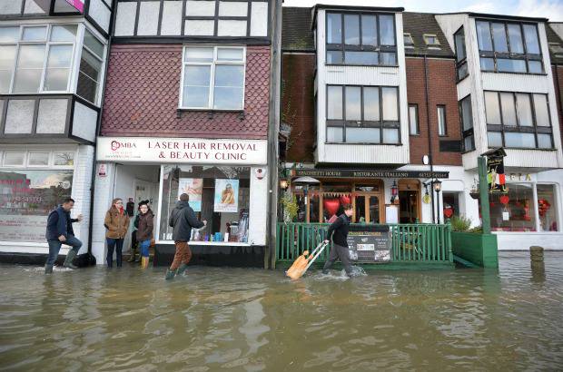 AFP - Las zonas m&#225;s castigadas por el mal tiempo son las del suroeste de Inglaterra, donde cientos de familias se han visto obligadas a abandonar sus casas, si bien las inundaciones han alcanzado tambi&#233;n a condados pr&#243;ximos a Londres, por donde pasa el r&#237;o T&#225;mesis.
