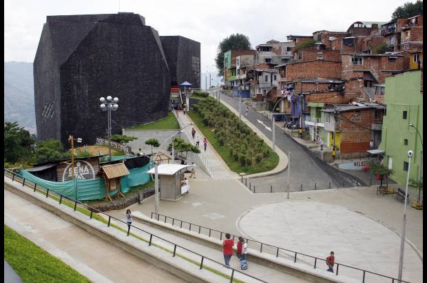 FOTO EL COLOMBIANO - Espacios dise&#241;ados para contribuir a la transformaci&#243;n de la ciudad desde los &#225;mbitos educativo, cultural y social. En los parques biblioteca convergen distintas instituciones en un mismo espacio para generar tejido social y plantear un nuevo estilo de convivencia.