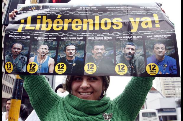 Colprensa - &quot;&#161;No m&#225;s Farc&#133;&quot;, &quot;&#161;No m&#225;s Farc&#133;&quot;, &quot;&#161;Libertad&#133;&quot;, &quot;&#161;Libertad&#133;&quot;, &quot;&#161;Vivos los llevaron, vivos los esperamos&#133;&quot;, se escuch&#243; entre los manifestantes que marcharon con banderas blancas y de Colombia mientras hac&#237;an sonar silbatos.