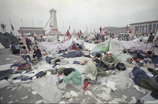 AP - 28 de mayo de 1989. Estudiantes que descansan en la Plaza de Tiananmen en la tercera semana de la huelga por la reforma del gobierno.