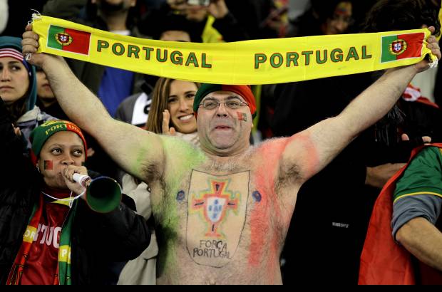 AP - Los portugueses contaron con un gran acompañamiento en la tribuna.