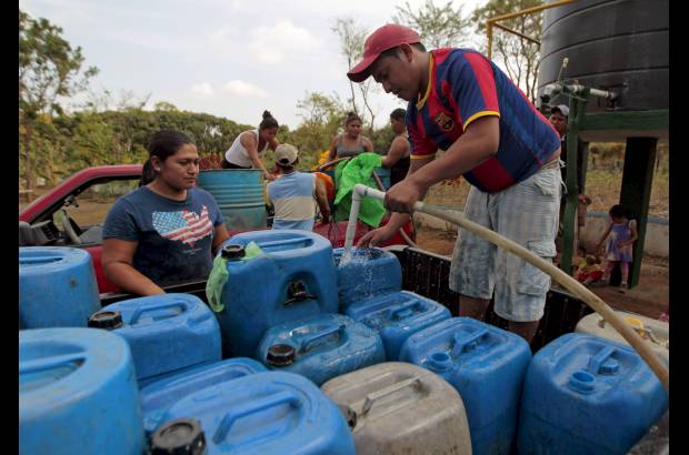 Reuters - Un hombre recoge el agua de un pozo público en la comunidad indígena de Masaya Pacayita en Nicaragua.