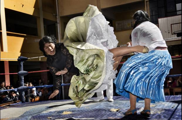 AP - Daniele Tamagni, de Italia, ganó en la categoría Arte y entretenimiento, con una imagen de lucha libre en Bolivia entre las cholitas Carmen Rosa y Julia La Paceña.