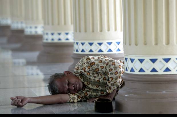 AP - El Ramadán empezó en Egipto, Jordania, Siria, Arabia Saudí, Emiratos Árabes Unidos, Qatar, el Yemen, Kuwait y Sudán.