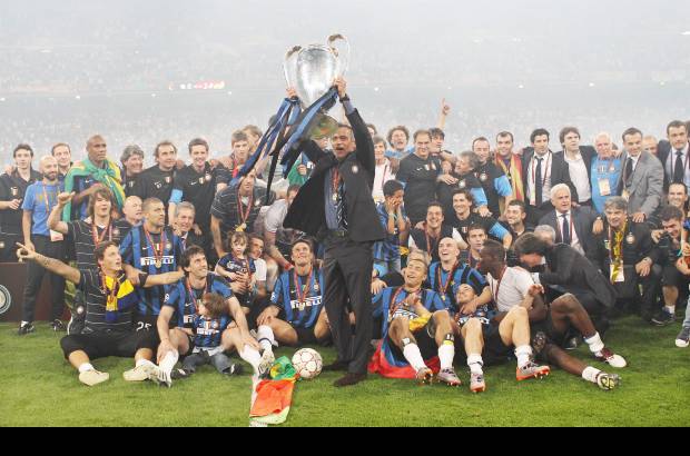 AP - El entrenador portugués llevó la gloria europea al Inter de Milán después de cuatro décadas de sequía. A pesar del triplete, su futuro en Italia se presenta incierto. Precisamente, los rumores lo sitúan en el Santiago Bernabéu y en el Real Madrid la próxima temporada.