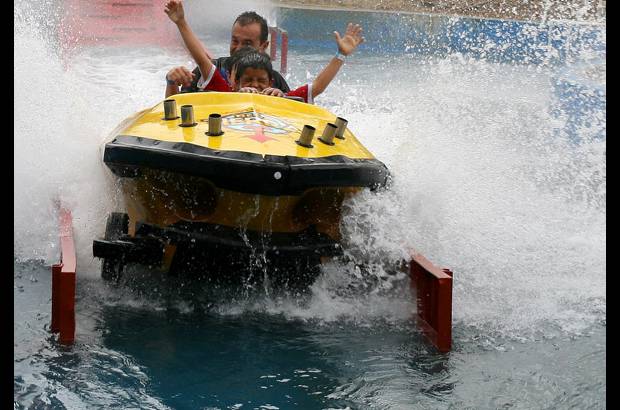 FOTO EL COLOMBIANO - Es uno de los sitios de recreación de mayor acogida por los habitantes de Medellín. Sus juegos mecánicos y el lago que tiene en su centro son sus atracciones más reconocidas. Por el Parque Norte J. Emilio Valderrama han pasado casi todos los medellinenses.