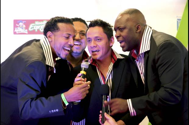 COLPRENSA - El Grupo Niche fue uno de los m&#225;s aplaudidos y los primeros en ponerle sabor a la noche al cantar su &#233;xito Cali Pahanguero. Fue uno de los grupos que mas se pase&#243; por la alfombra roja.
